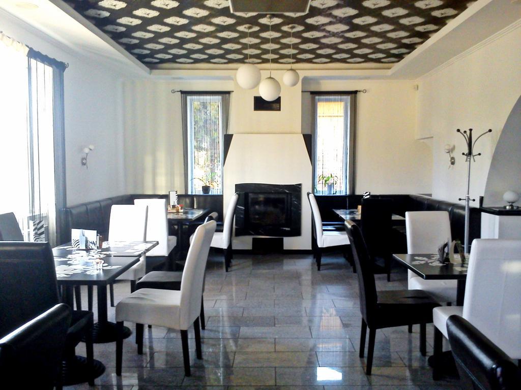 Op-Art Etterem Es Panzio Hotel Monor Exterior photo